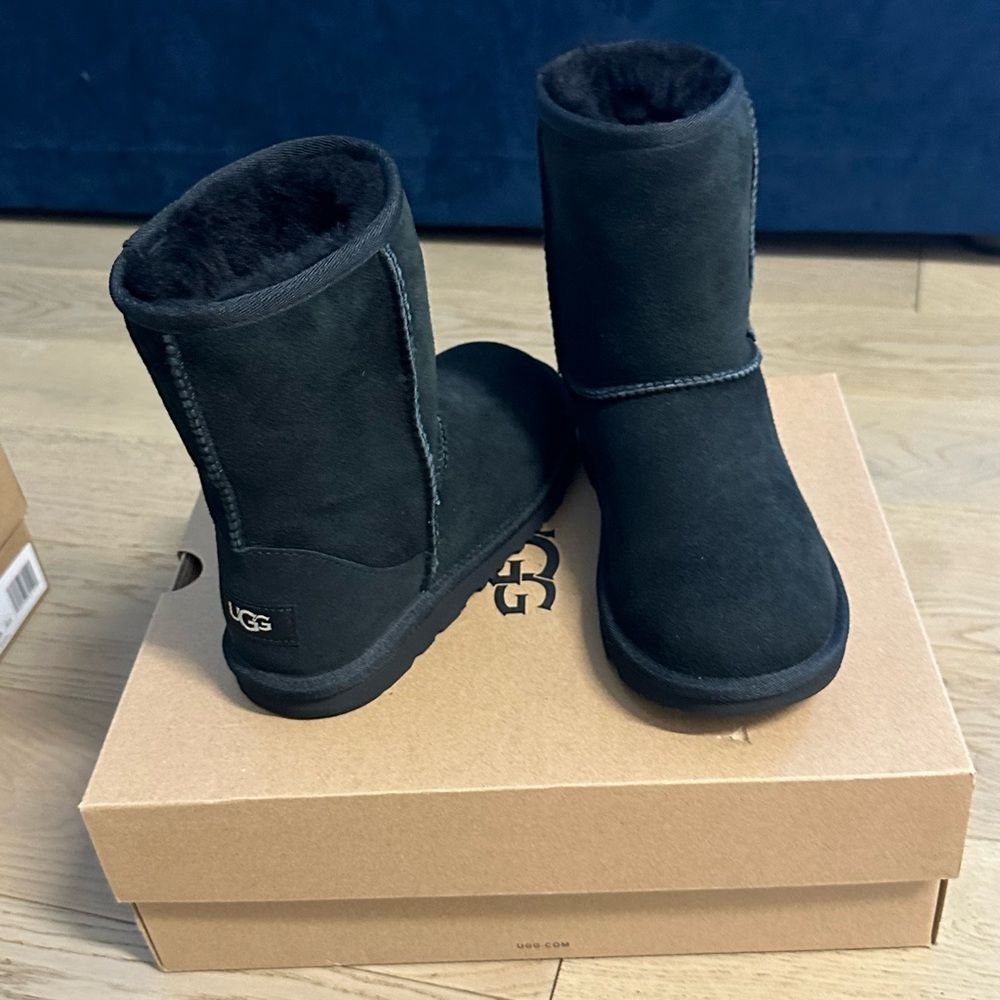 UGG Classic II Boots For Kids Size US 4 (BLACK & CHESTNUT). Worn twice, Like New - Picture 10 of 14